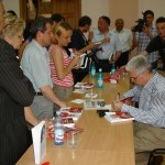Domnul Adrian Severin acorda autografe la lansarea volumului "Pledoarie pentru adevar"