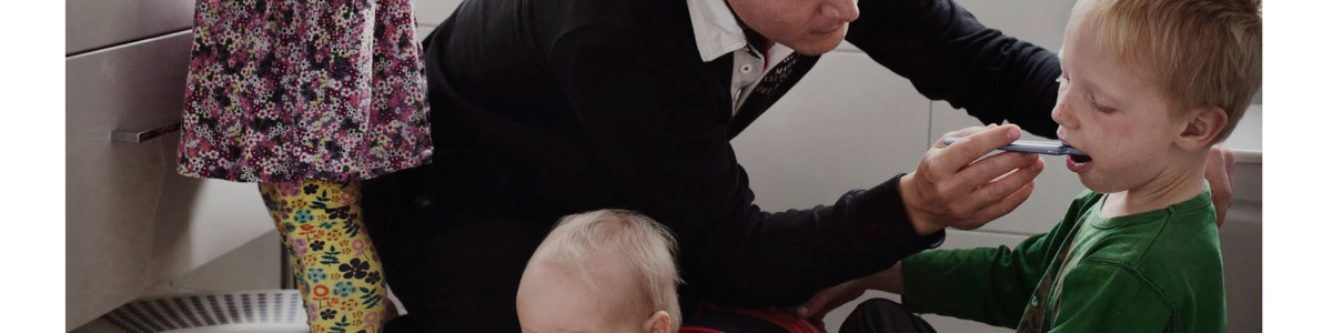 Swedish Dads în Pitești – expoziție de fotografie despre tații conștienți de egalitatea dintre sexe